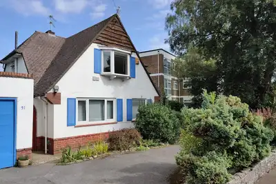 Image de \tLovely Bournemouth cottage with beautiful garden, walking distance to the beach