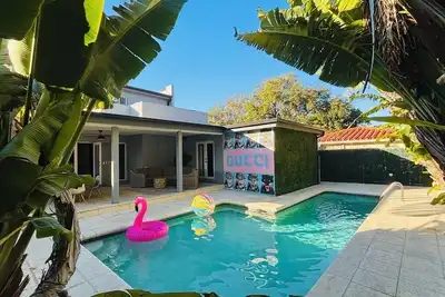 Image de Perfect Location, 6 Bedrooms, 11 Beds, & The Pool -- Welcome to the Gucci House!