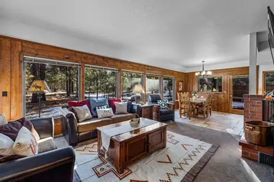 Image de Sunriver Cabin Retreat, Private Hot Tub, Sleeps 8, Sharc Passes Included