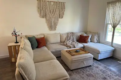 Image de New Cozy Home Away From Home Centrally Located with Fenced Backyard