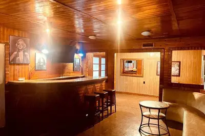 Image de Central 3-bedroom house in Redding with Pool & Vintage Bar Room