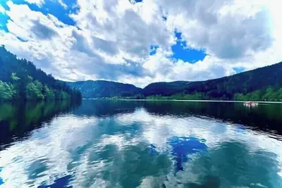 Image de 100 m de la rue piétonne et du bord du lac