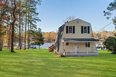 Image de Lake Cottage in Chapin with Private Dock