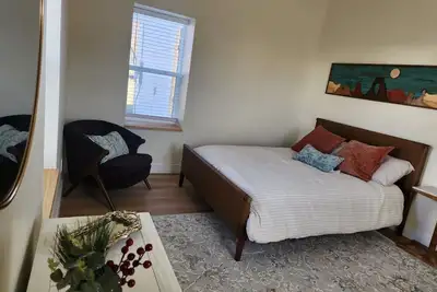 Image de A house in the heart of Logan with shops, restaurants, and experiences near.