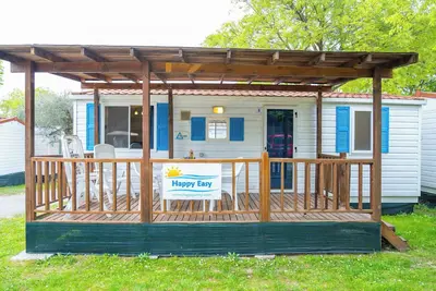 Image de Maison mobile avec climatisation, piscine et terrasse en bois semi-couverte
