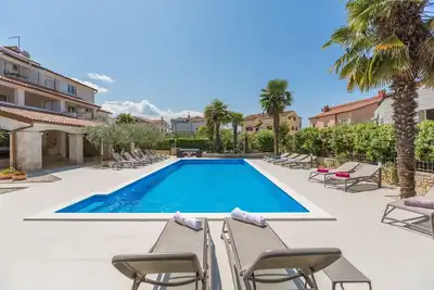 Image de Charmant appartement avec grande piscine, balcon privé, Bbq, à seulement 800 mètres de la plage