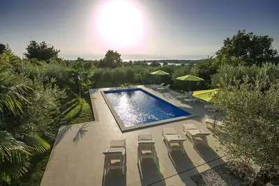 Image de Charmant appartement à seulement 400 mètres de la plage avec grande piscine, terrasse privée, barbecue, chaises longues