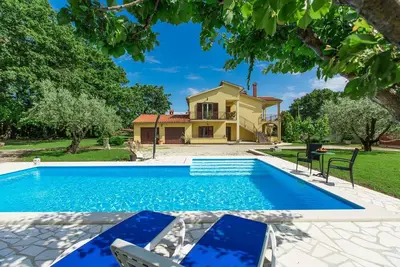 Image de Appartement pittoresque avec piscine, cuisine extérieure, Bbq, chaises longues, balançoire pour enfants
