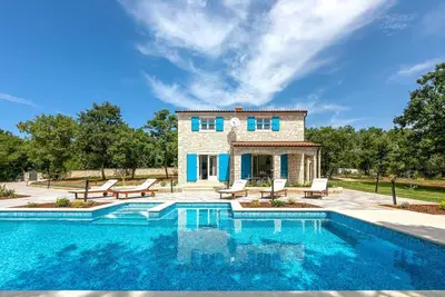 Image de Villa en pierre près de la plage à seulement 800 mètres de la plage avec piscine privée, Bbq, machine à laver