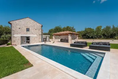 Image de Impressionnante finca en pierre avec piscine privée d'eau salée, vue panoramique sur la mer, barbecue