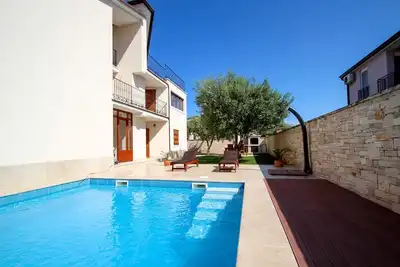 Image de Appartement pittoresque avec piscine, terrasse privée, machine à laver, Bbq, chaises longues