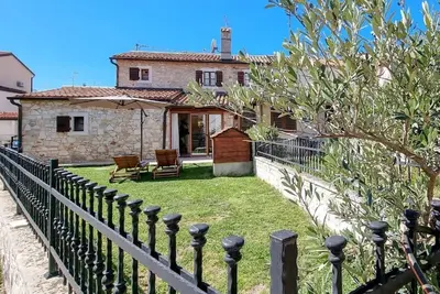 Image de Maison en pierre à 100 mètres de la plage avec jardin privé, chaises longues, Bbq.