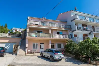 Image de Appartement familial bon marché à seulement 100 mètres de la plage avec terrasse privée