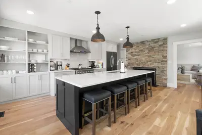 Image de Amazing 3 Bedroom 3 Bath, Fully Renovated, Central Andover Location