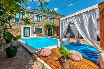 Image de Maison de vacances méditerranéenne avec piste de pétanque, aire de jeux, cuisine extérieure, ping-pong, piscine privée