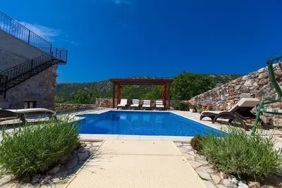 Image de Villa méditerranéenne en pierre avec sauna, piscine privée, 8 climatiseurs, barbecue - amis des chiens