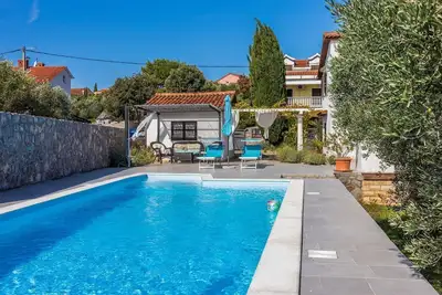 Image de Villa proche de la plage et adaptée aux chiens avec vue sur la mer, piscine privée, barbecue