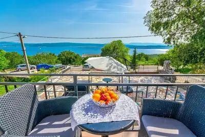 Image de Appartement impressionnant avec jacuzzi, chaises longues, vue sur la mer, barbecue
