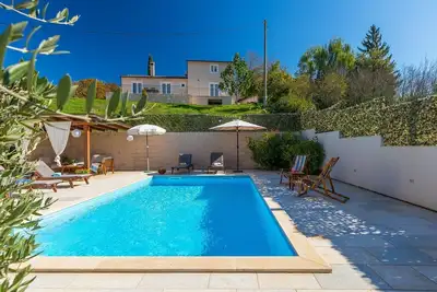 Image de Finca de rêve avec ping-pong, aire de jeux, terrain de basket, piscine privée, cuisine d'extérieur