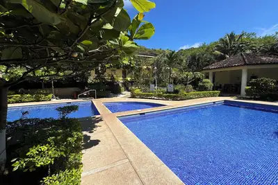 Image de Cozy Sweet Dreams studio near the ocean.