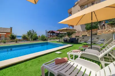 Image de Appartement adapté aux chiens à seulement 350 mètres de la plage avec vue sur la mer, piscine, WiFi