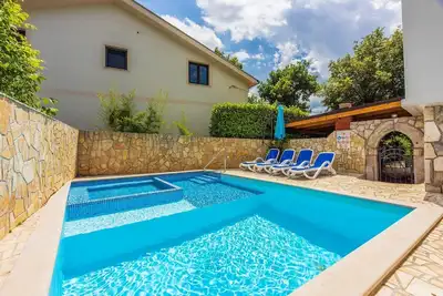 Image de Appartement calme avec barbecue au charbon de bois, piscine avec fonction jacuzzi, lave-linge, sèche-linge