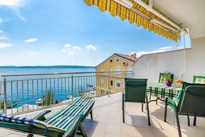 Image de Appartement époustouflant en bord de mer avec terrasse privée sur le toit, galerie privée, WiFi