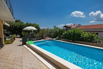 Image de Appartement pittoresque à seulement 200 mètres de la plage avec terrasse privée, barbecue, piscine, espace lounge