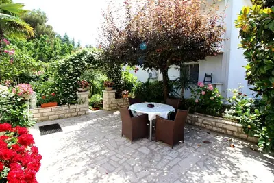 Image de Appartement moderne avec terrasse privée, espace barbecue, aire de jeux, chaises longues, parking privé