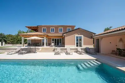 Image de Impressionnante villa avec vue panoramique, piscine privée, ping-pong, baby-foot, aire de jeux, lit bébé