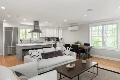 Beautifully Appointed 3-Bedroom Apartment w/Roofdeck, Central Andover location