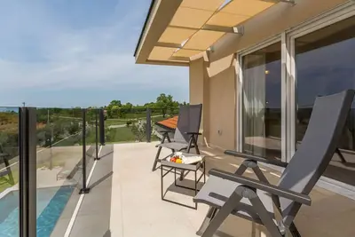 Image de Villa neuve et accueillante pour les chiens avec vue panoramique sur la mer, piscine privée, zone barbecue, lit bébé, machine à laver