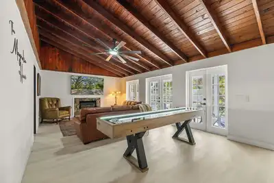 Image de Ultimate Farmhouse Getaway: Shuffleboard, Lounge, Fire-pit & More! \n
