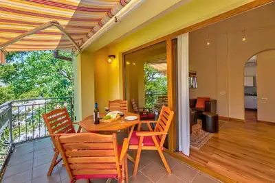 Image de Appartement pittoresque à seulement 200 mètres de la plage avec vue sur la mer, parking privé, espace barbecue