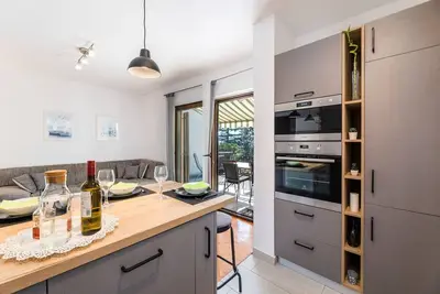 Image de Charmant appartement à seulement 150 mètres de la plage avec vue sur la mer, barbecue, WiFi