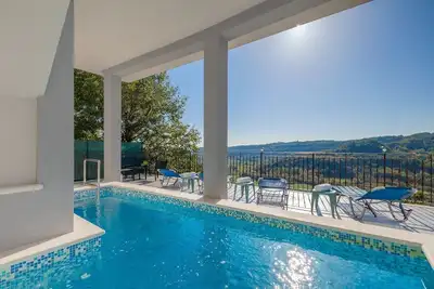 Image de Appartement méditerranéen avec vue panoramique, piscine, parking privé, barbecue