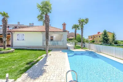 Image de Maison de vacances ensoleillée avec vue sur la mer, piscine privée, barbecue - amis des chiens
