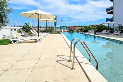 Image de Appartement de luxe à seulement 300 mètres de la plage avec piscine, chaises longues, barbecue, parking privé