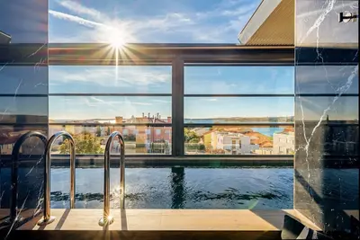 Image de Superbe villa à seulement 150 mètres de la plage avec piscine privée chauffée