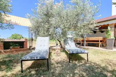 Image de Appartement lumineux avec vue sur la mer, pelouse, zone de barbecue, machine à laver