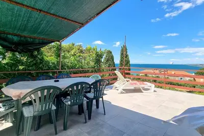 Image de Appartement intime à seulement 100 mètres de la plage avec vue panoramique, aire de repos, barbecue
