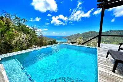 Image de Big Views Over the Private Pool from this Simple Modern Getaway