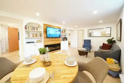 Image de Your modern Northwest hideaway w/ cozy fireplace and spa-like bath