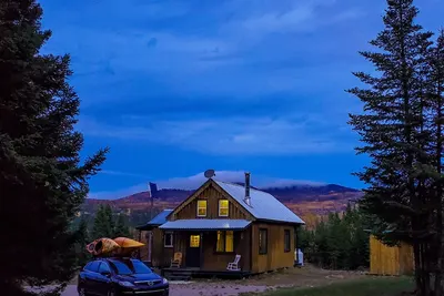 Image de Chalet du cratère de Charlevoix en pleine forêt