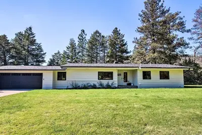 Image de A charming riverfront 3-bedroom house bordering the Clark Fork River.