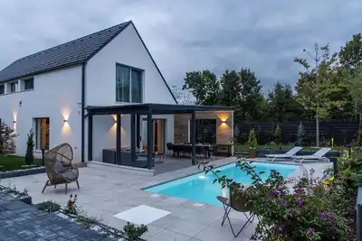 Image de 4-bedroom house in marvelous Balatonakarattya with pool, jacuzzi and sauna.