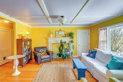 Image de 1 Mi to Dtwn: Beautiful Home in Williamstown!