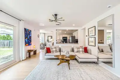 Image de Bright & Charming Entire House in Peaceful Neighborhood