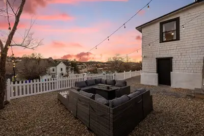 Image de Historic Plaza Retreat 4br, Walk to Whiskey Row, Modern Charm