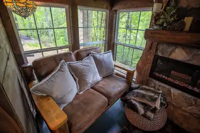 Image de Luxury Cabin Retreat – Dog-Friendly, Cozy, Great Wi-Fi and an amazing Jacuzzi!